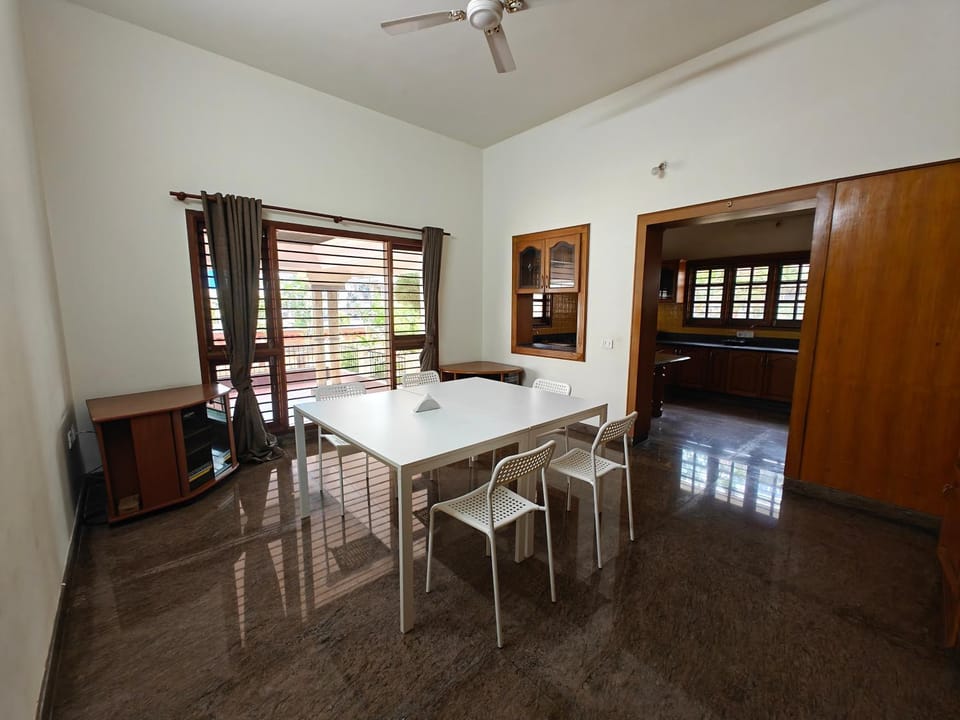 Seating area, Dining area
