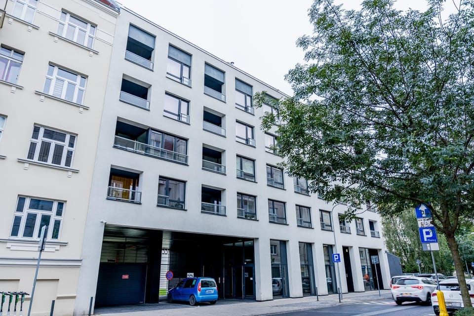 Property building, Neighbourhood, Location