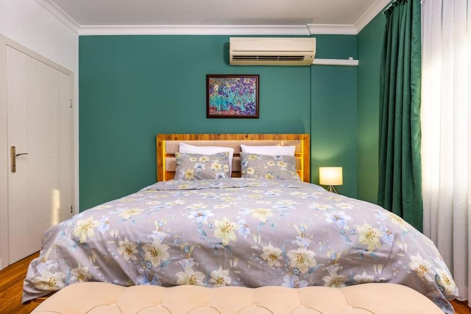 Bed, Photo of the whole room, Bedroom, air conditioner