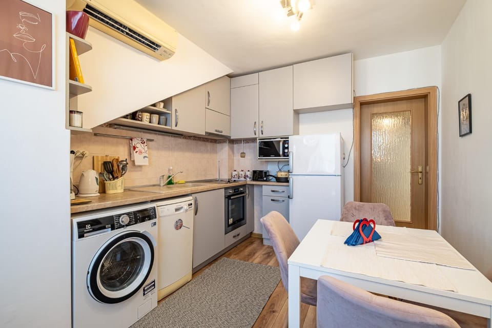 Kitchen or kitchenette, Dining area, dishwasher, oven, stove, toaster, washing machine, dryer