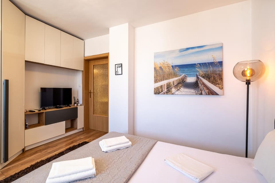 Bed, TV and multimedia, Bedroom