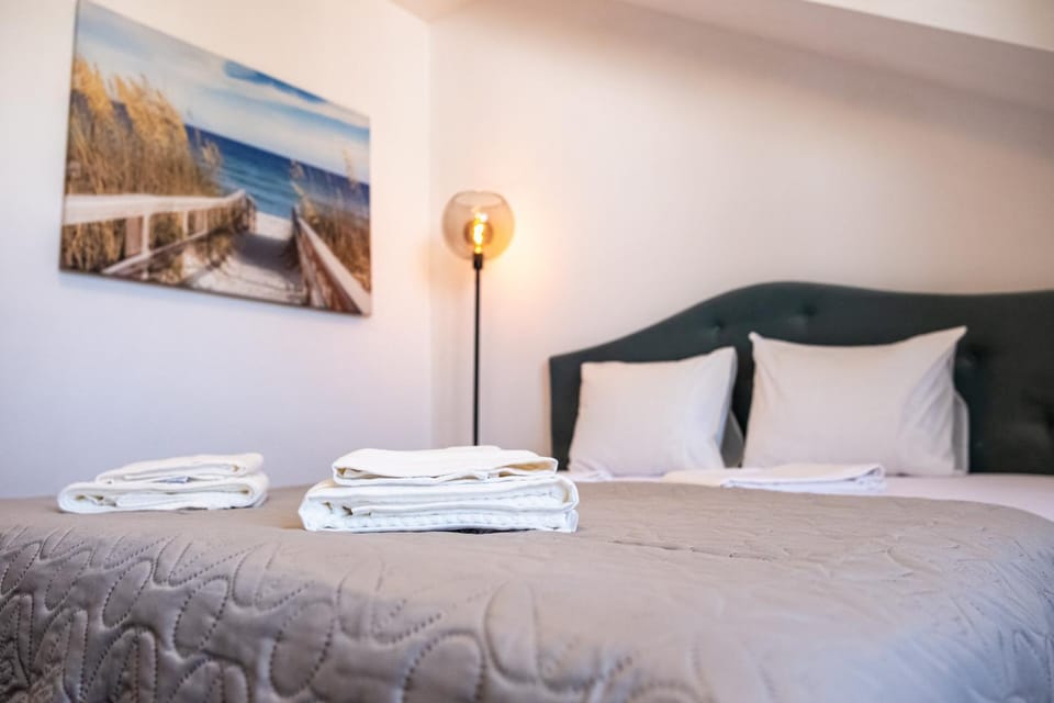 Bed, Photo of the whole room, Bedroom, towels