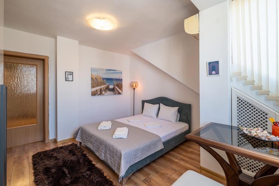 Bed, Bedroom, towels