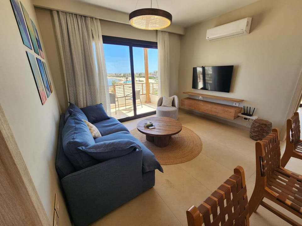 TV and multimedia, View (from property/room), Living room, Seating area, Garden view, Lake view, Pool view, air conditioner