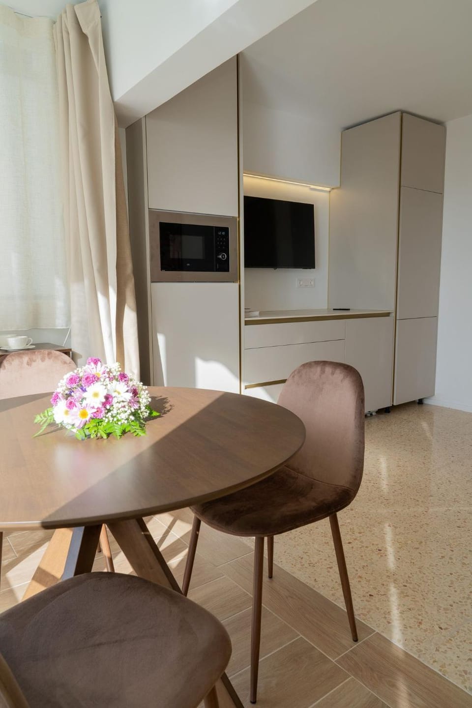 TV and multimedia, Kitchen or kitchenette, Living room, Seating area, Dining area