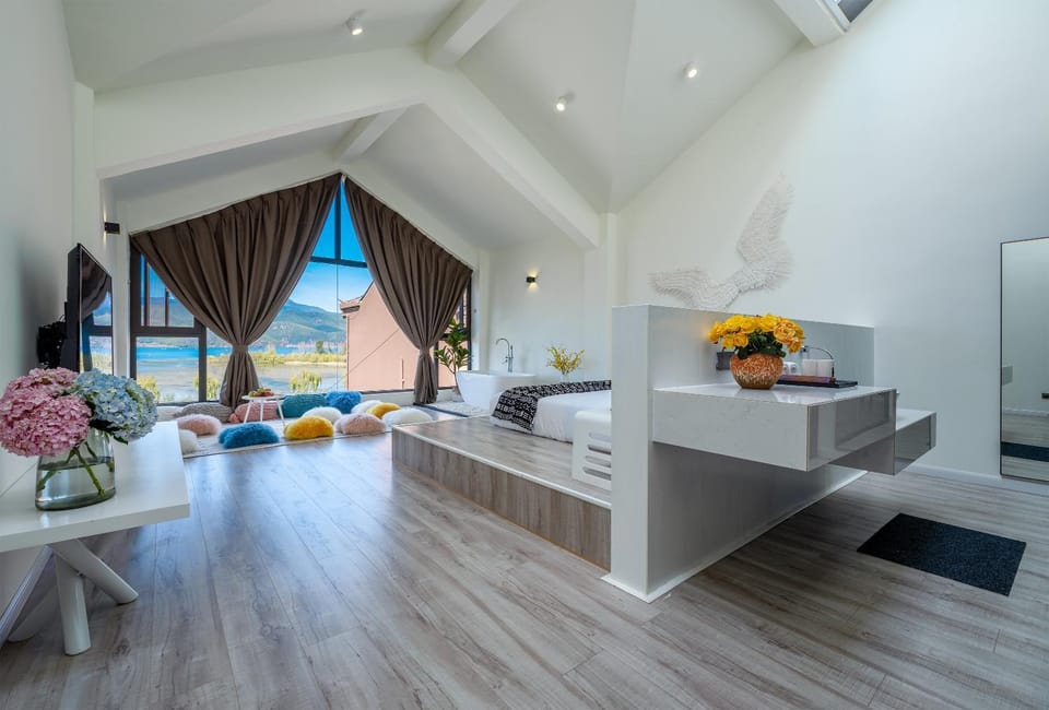 Bed, TV and multimedia, Living room, Photo of the whole room, Seating area, Bedroom