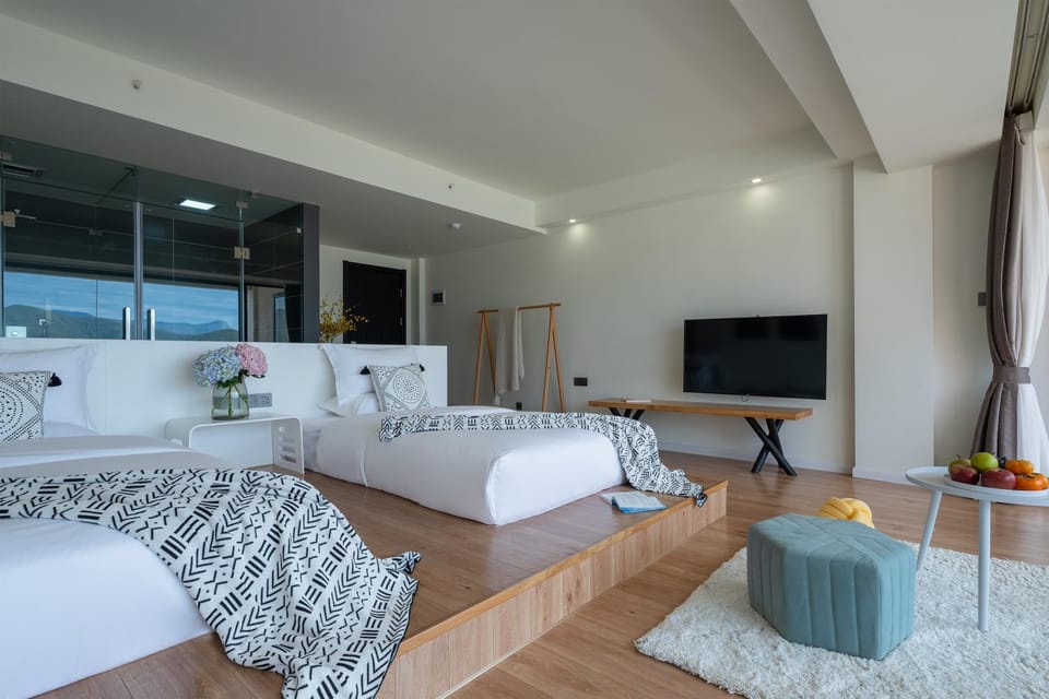 Communal lounge/ TV room, Bed, TV and multimedia, Living room, Photo of the whole room, Seating area, Evening entertainment, Bedroom