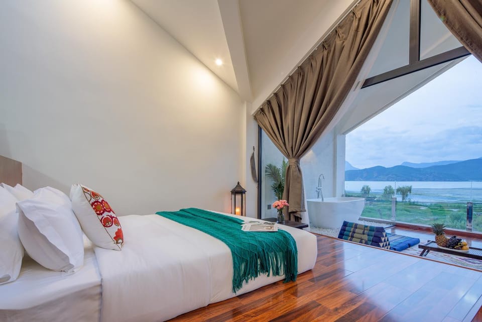 Bed, Natural landscape, View (from property/room), Balcony/Terrace, Photo of the whole room, Bedroom, Lake view, Mountain view, River view