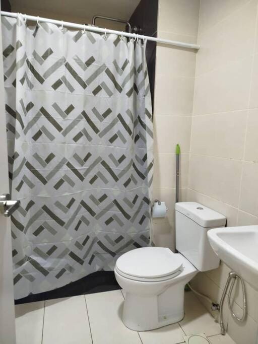 Cozy Haven Queen Deluxe Studio 3 WI-FI Netflix Apartment in Petaling Jaya