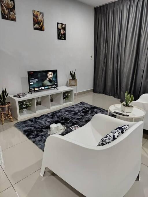 Cozy Haven Queen Deluxe Studio 3 WI-FI Netflix Apartment in Petaling Jaya