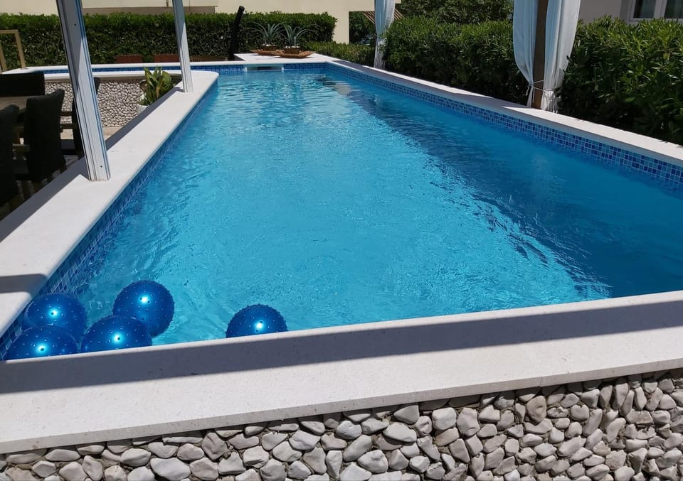 Day, Swimming pool