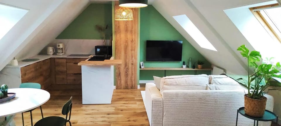 TV and multimedia, Kitchen or kitchenette, Living room, Seating area, Dining area