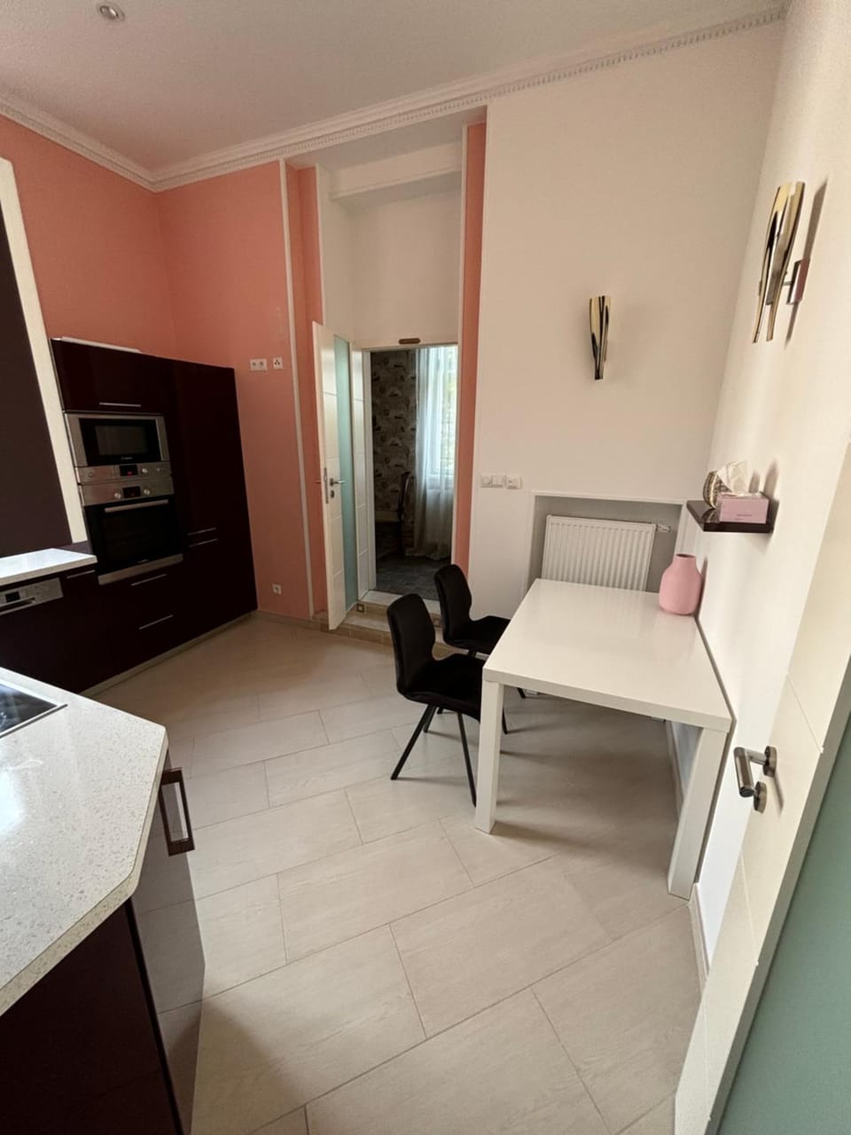 Kitchen or kitchenette, Dining area