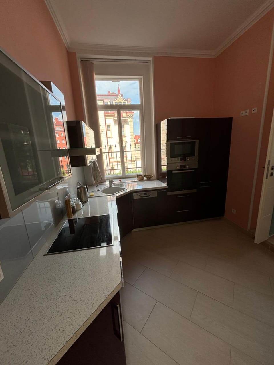 Kitchen or kitchenette, minibar
