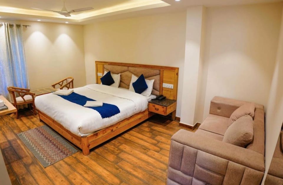 Photo of the whole room, Seating area, Bedroom