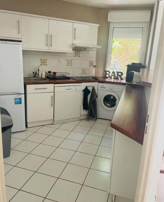 Kitchen or kitchenette, minibar, toaster, washing machine
