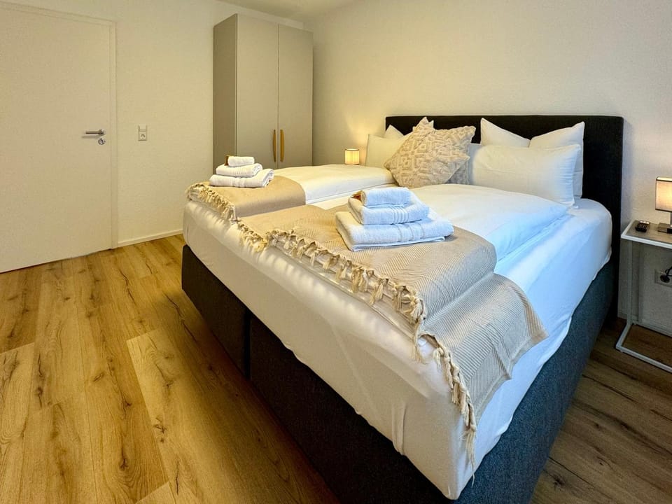 Bed, Bedroom, towels