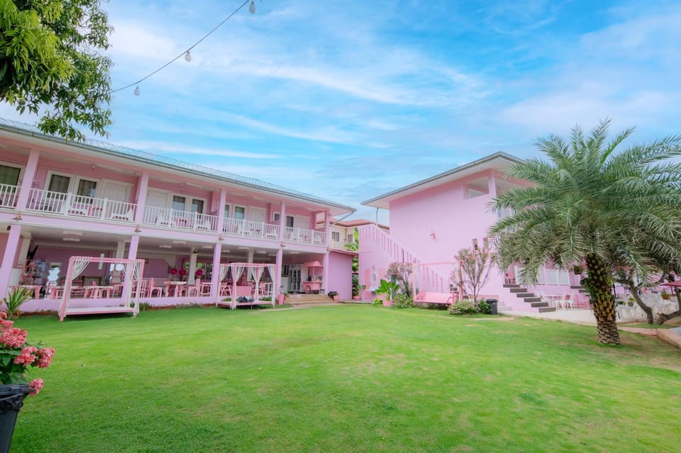 บ้านพวงชมพูเกาะล้าน Resort in Chon Buri Changwat