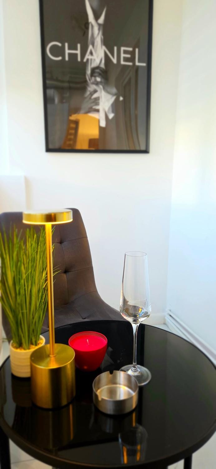 Lounge or bar, Seating area, Drinks, Alcoholic drinks