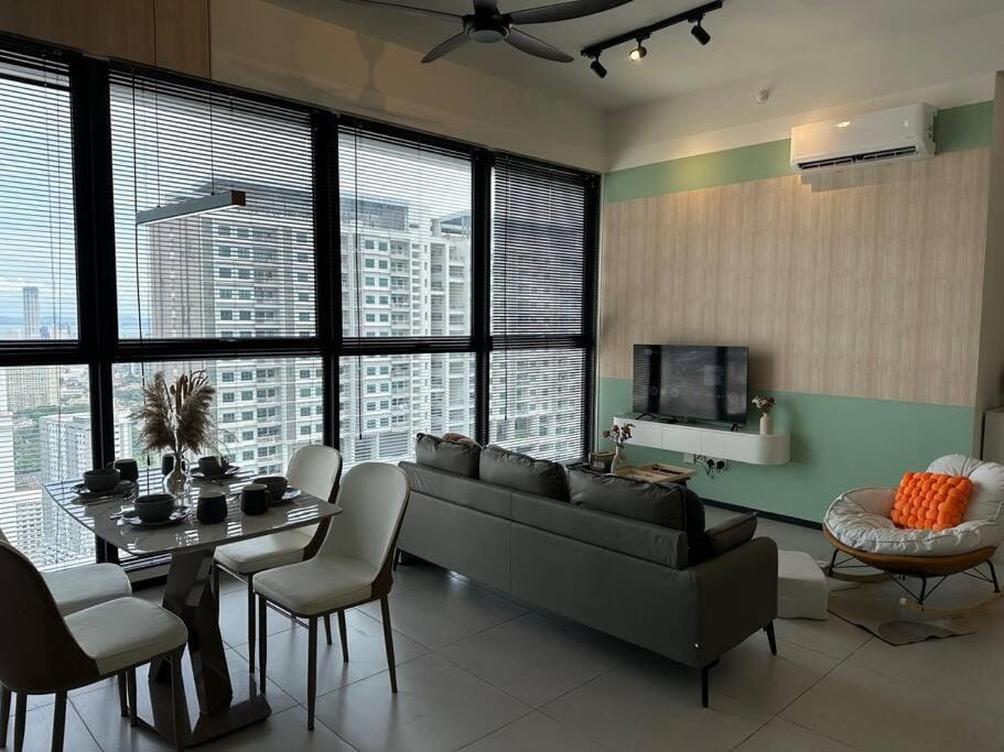 High Floor, 3BR 3queen bed, 2 parking, Urban Suites by XWHome Apartment in George Town