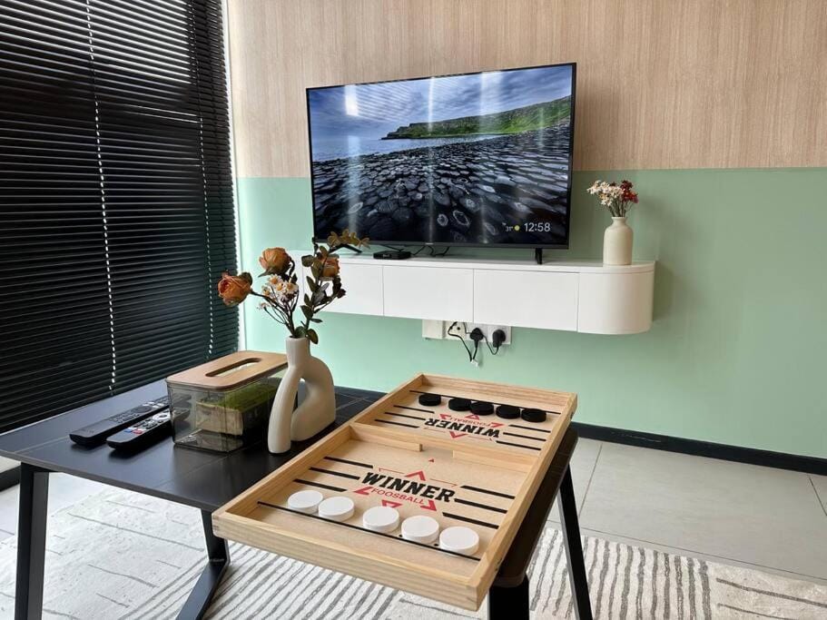 High Floor, 3BR 3queen bed, 2 parking, Urban Suites by XWHome Apartment in George Town
