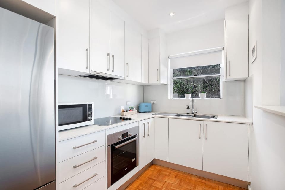 Bondi Getaway - Parking and Walk to the Beach Apartment in Sydney