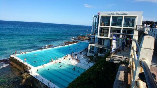 Bondi Getaway - Parking and Walk to the Beach Apartment in Sydney