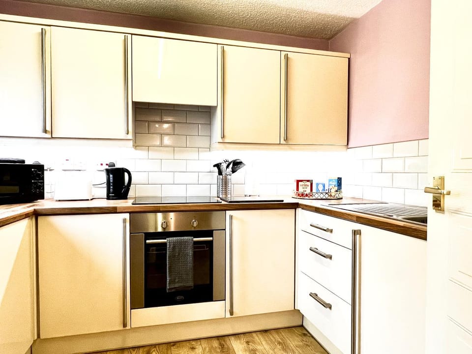 Coffee/tea facilities, Kitchen or kitchenette, stove, toaster