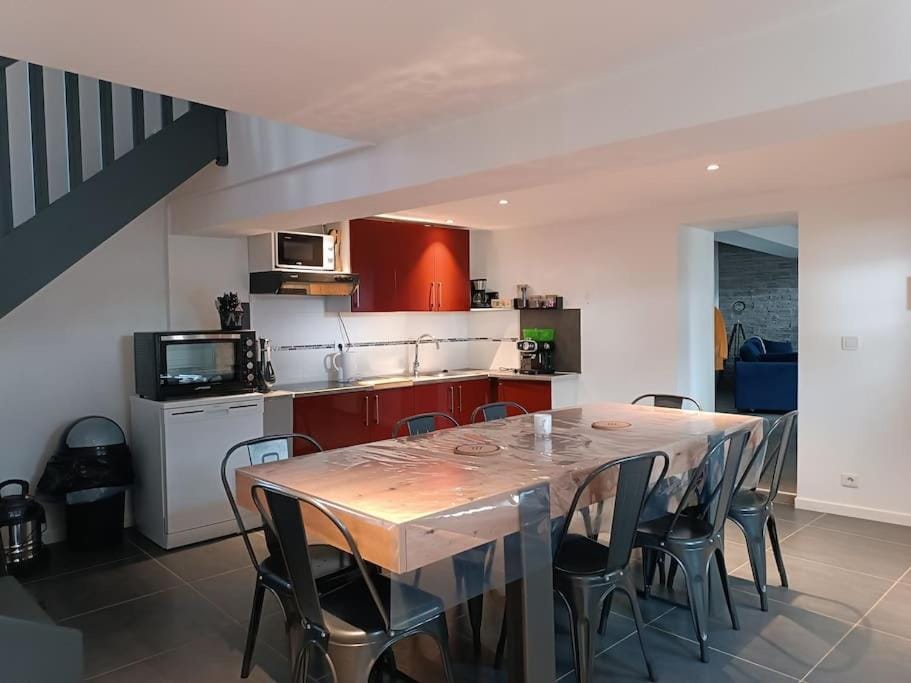 Kitchen or kitchenette, Dining area