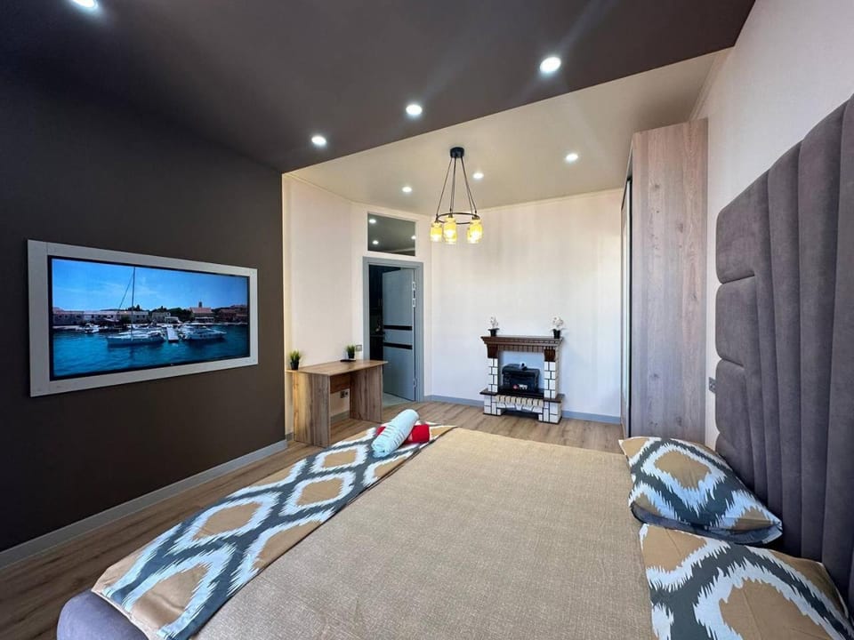 Bed, TV and multimedia, Bedroom, wardrobe
