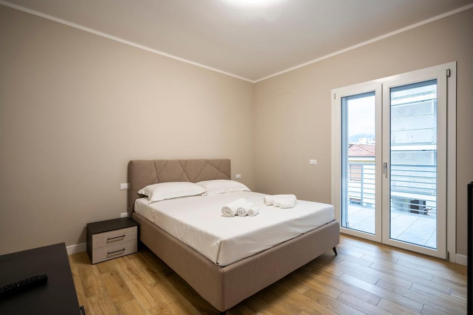 Photo of the whole room, Bedroom, towels