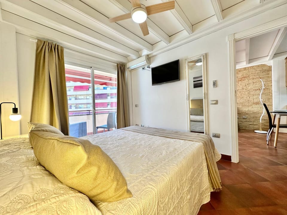 Bed, TV and multimedia, Bedroom