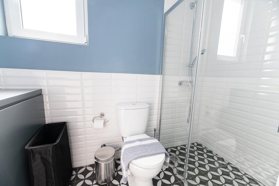 Shower, Toilet