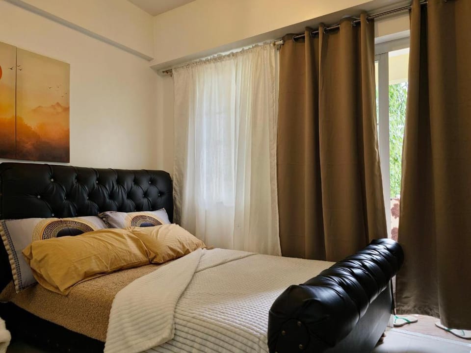 Bed, Seating area, Bedroom
