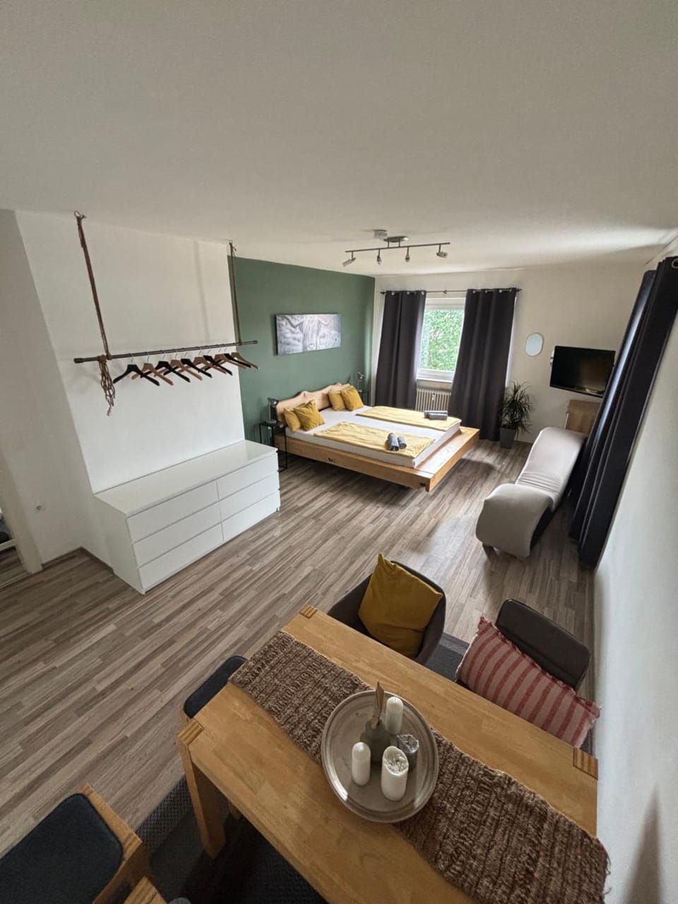TV and multimedia, Living room, Photo of the whole room, Seating area, Dining area