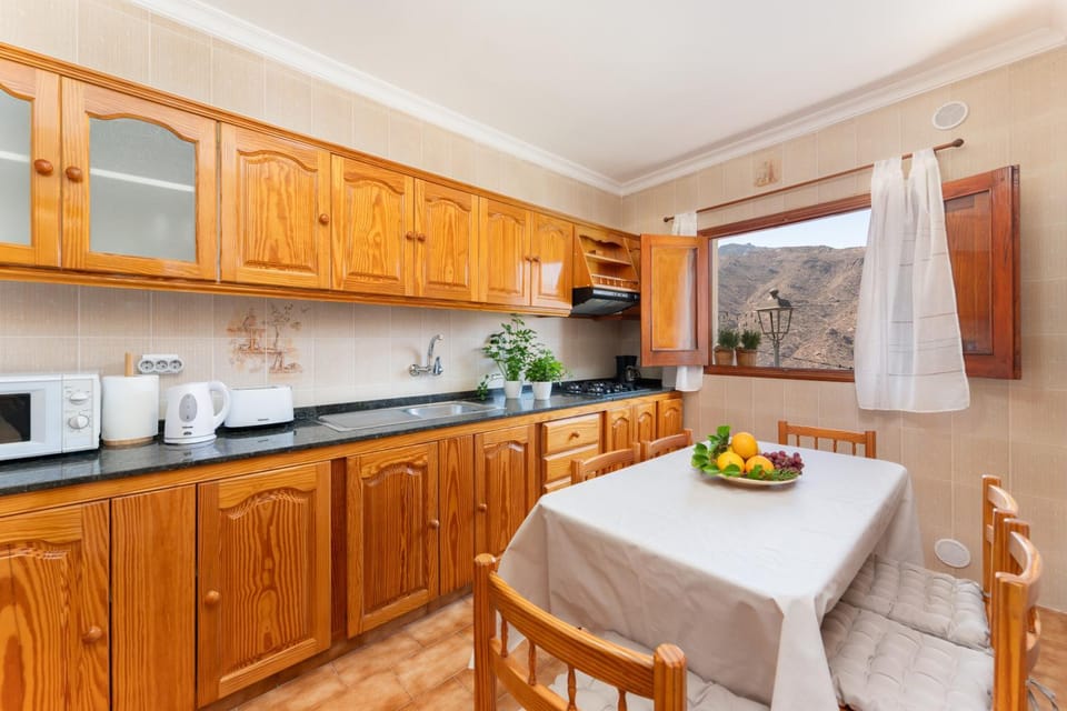Kitchen or kitchenette, Dining area, stove, toaster