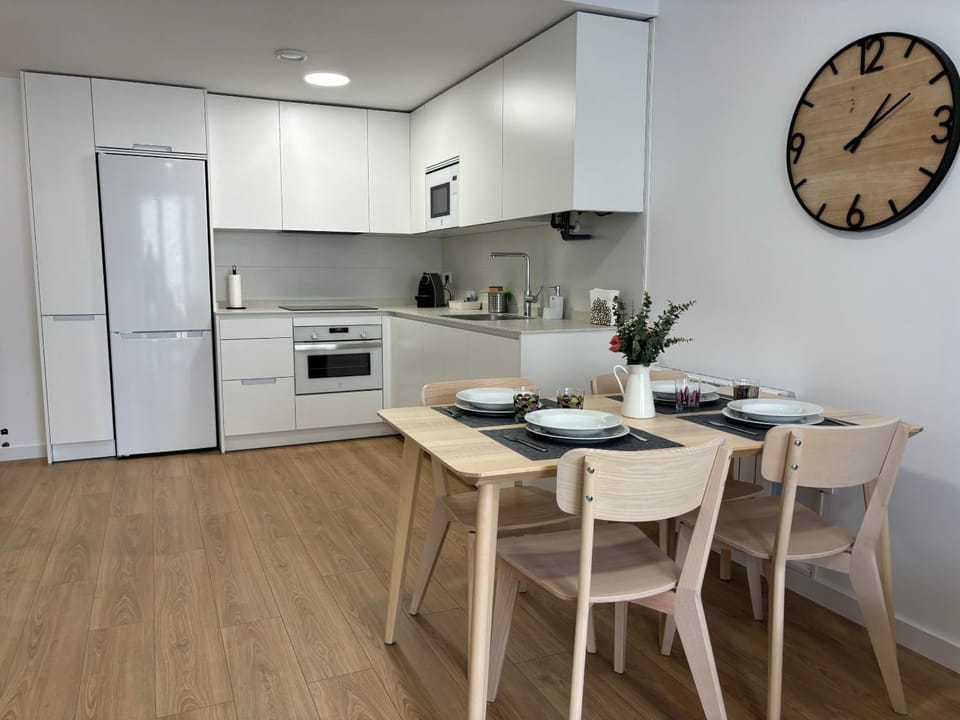 Kitchen or kitchenette, Dining area