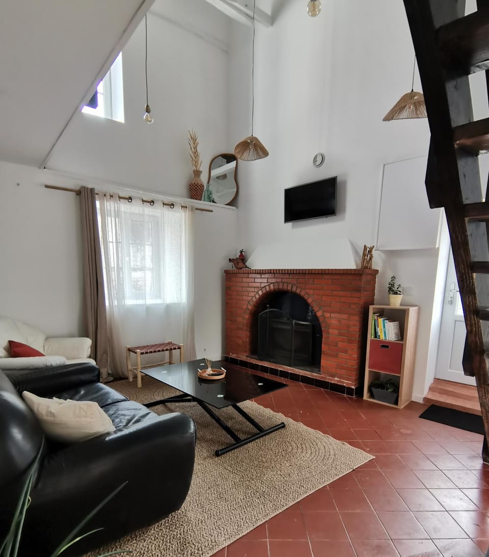 Communal lounge/ TV room, TV and multimedia, Living room, Seating area, fireplace