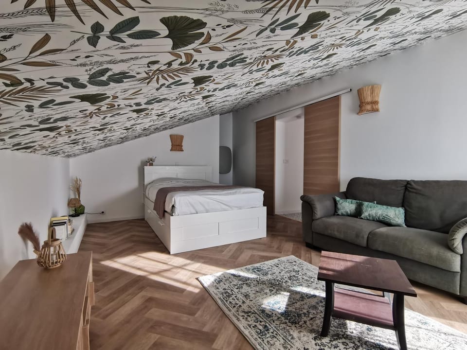 Bed, Photo of the whole room, Bedroom