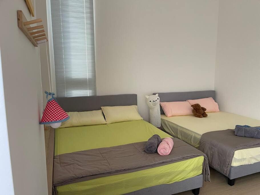 Bed, towels