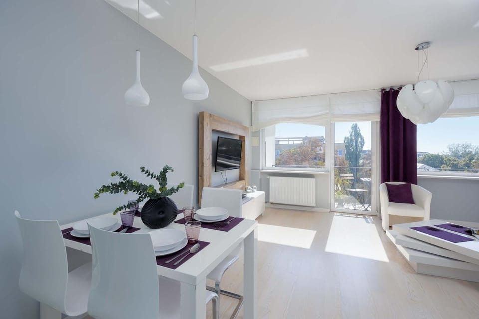 TV and multimedia, Seating area, Dining area