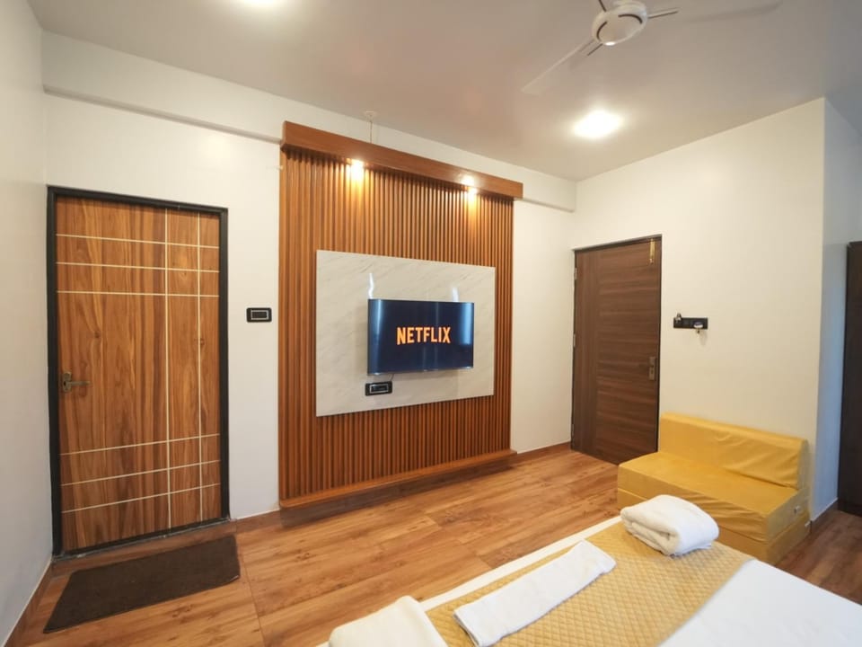 Photo of the whole room, towels