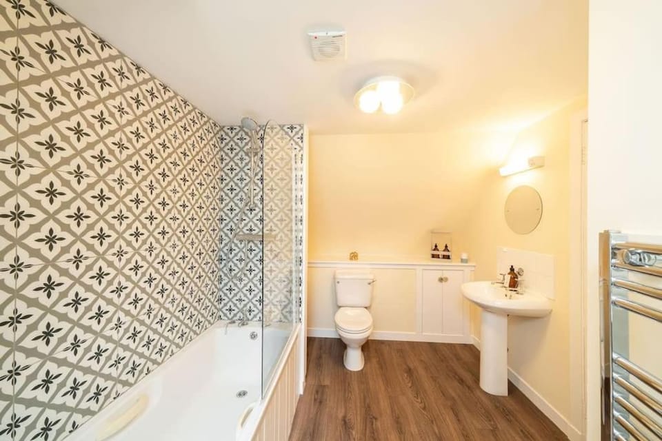 Shower, Toilet, Bathroom, Bath