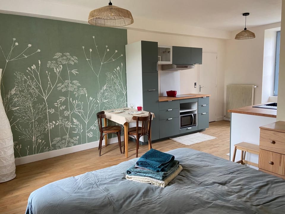 Kitchen or kitchenette, Dining area, Bedroom