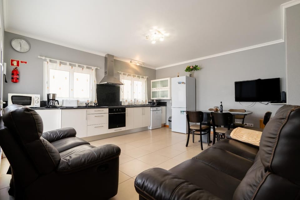 Green Doors - AC and free parking Apartment in Madeira District