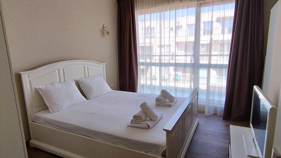 Bed, TV and multimedia, Bedroom, wardrobe