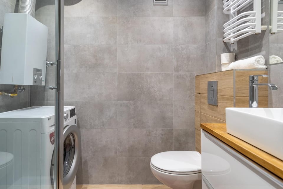 Shower, Toilet, Bathroom, towels, washing machine