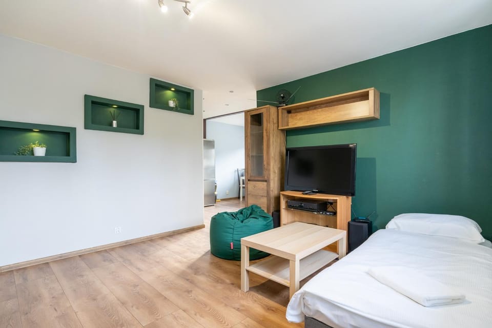 Communal lounge/ TV room, Bed, TV and multimedia, Photo of the whole room, Evening entertainment, Bedroom, towels, wardrobe