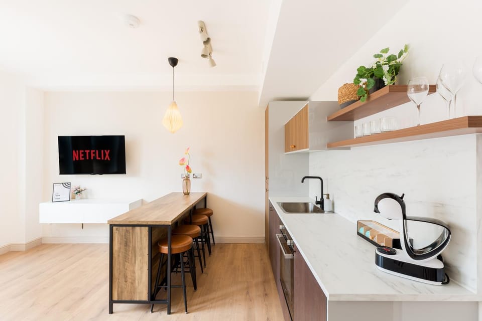 Coffee/tea facilities, Kitchen or kitchenette, Dining area