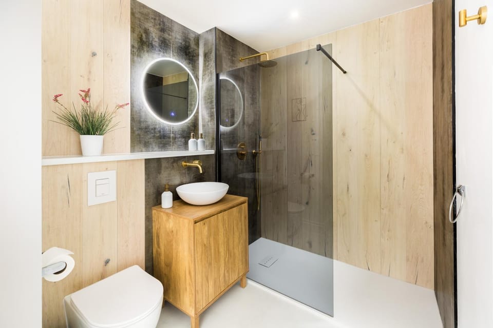 Shower, Toilet, Bathroom, towels